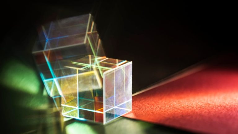 Prisme réfléchissant des lumières colorées.