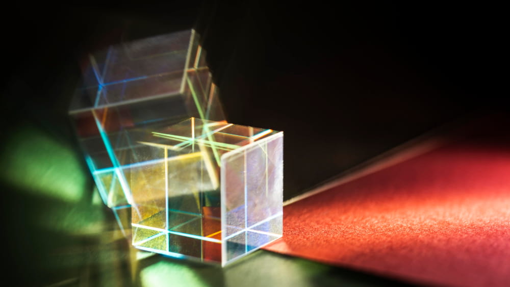 Prisme réfléchissant des lumières colorées.