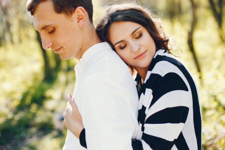 Couple dans la nature, moment tendre.